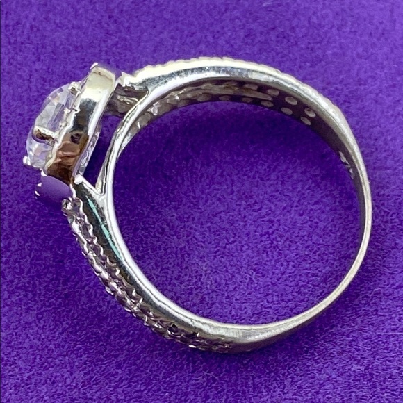 💛 Elegant 925 Silver Plated Ring with Clear Gemstone - Picture 3 of 5